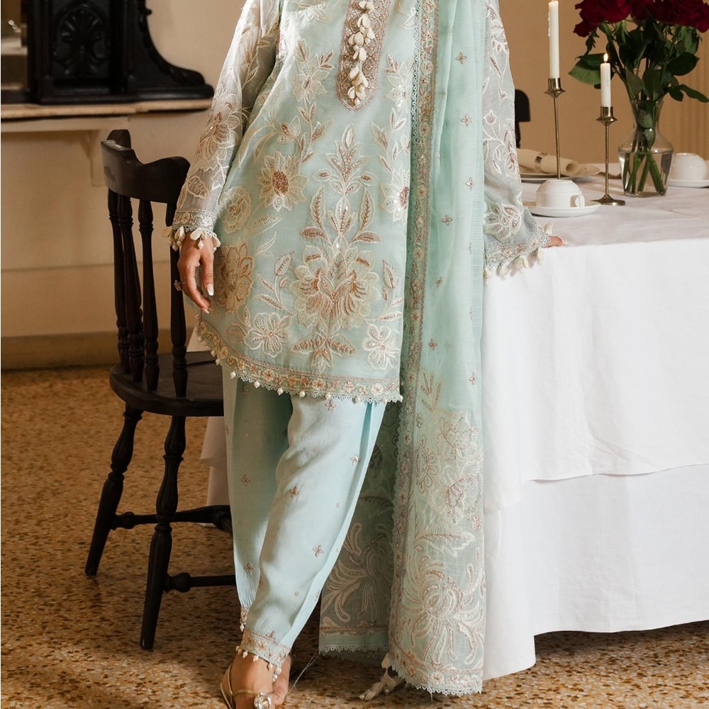 Sana Safinaz L Elegant Light Green/Sky Blue Embroidered Kurta Set - Picture 5 of 15